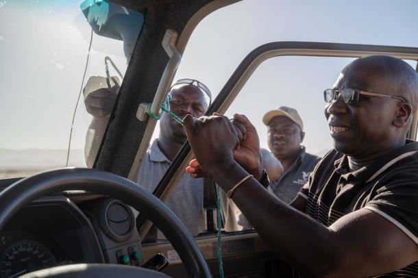 Drei namibische Guides reparieren Offroad-Fahrzeug