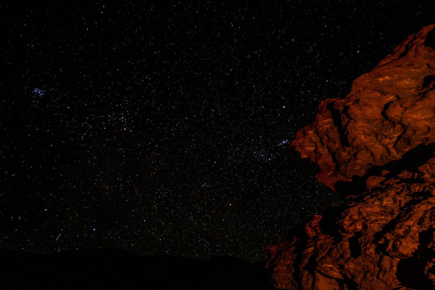 Klarer Sternenhimmel mit Fels rechts im Vordergrund